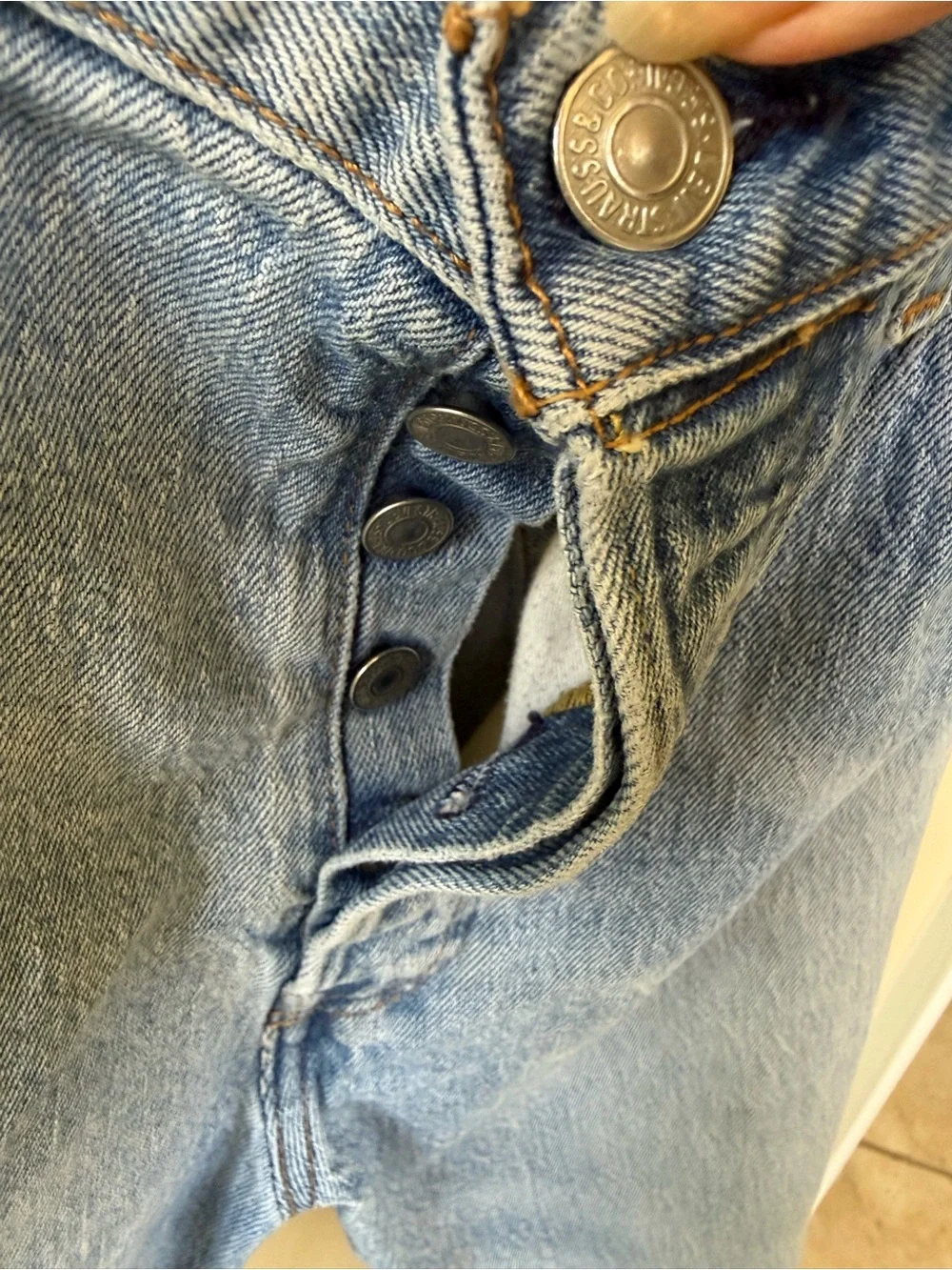 Y2K men’s Levi’s 501 rivetted button fly jeans